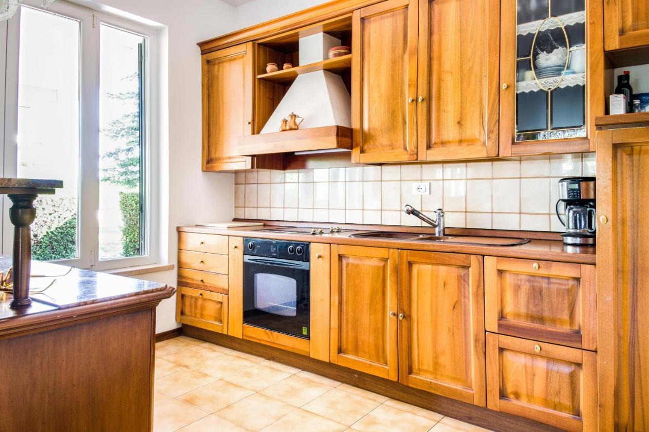 Villa Carini With 3000 Mq Garden & Heated Pool Кастельнуово-дель-Гарда Экстерьер фото