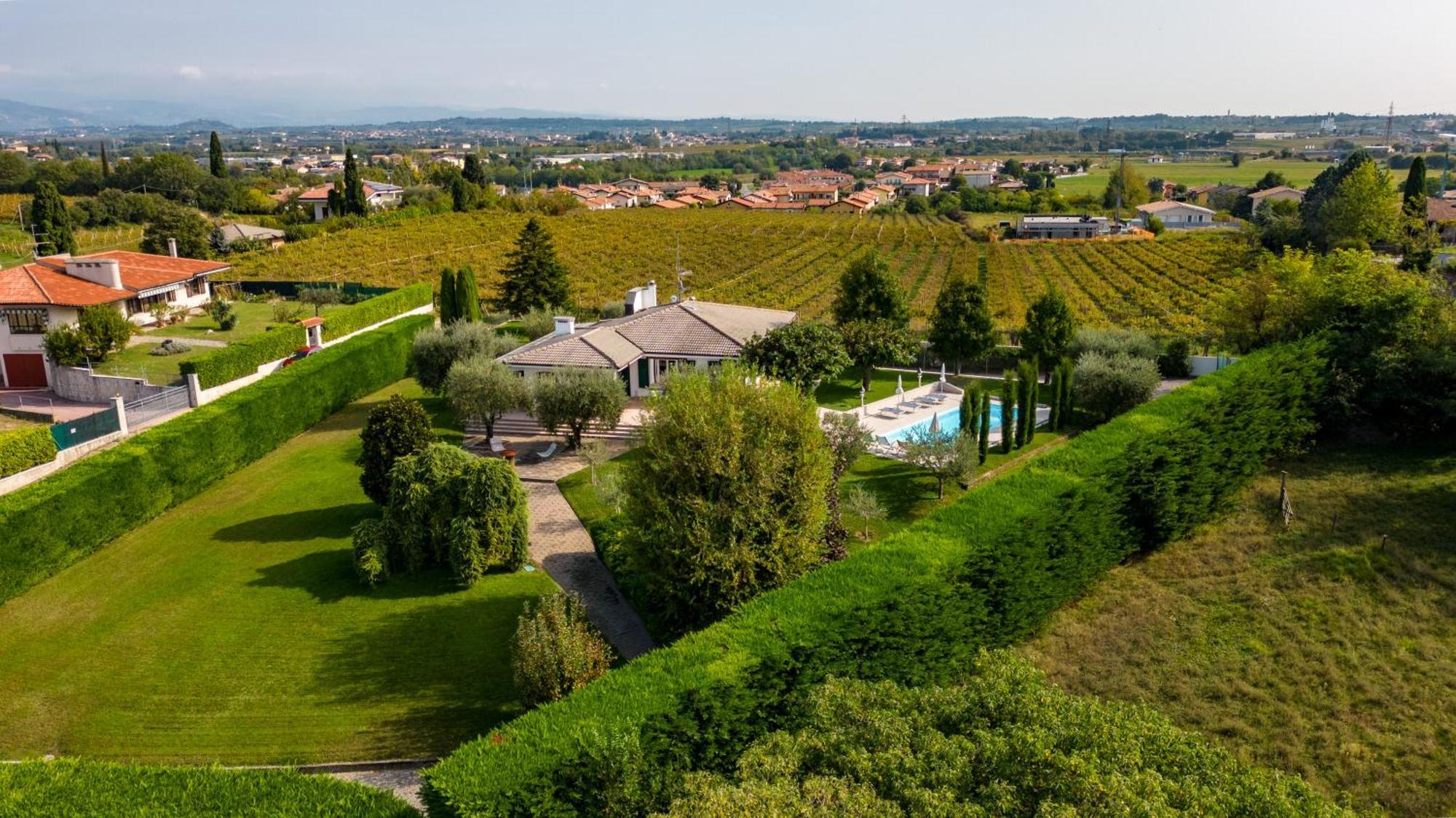Villa Carini With 3000 Mq Garden & Heated Pool Кастельнуово-дель-Гарда Экстерьер фото