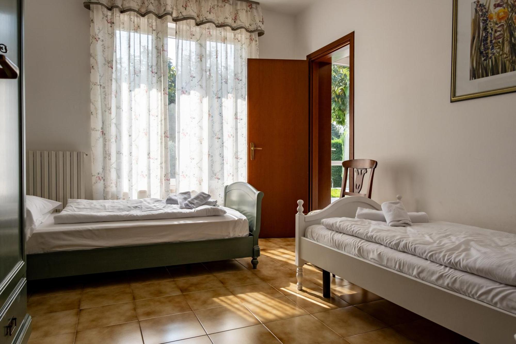 Villa Carini With 3000 Mq Garden & Heated Pool Кастельнуово-дель-Гарда Экстерьер фото
