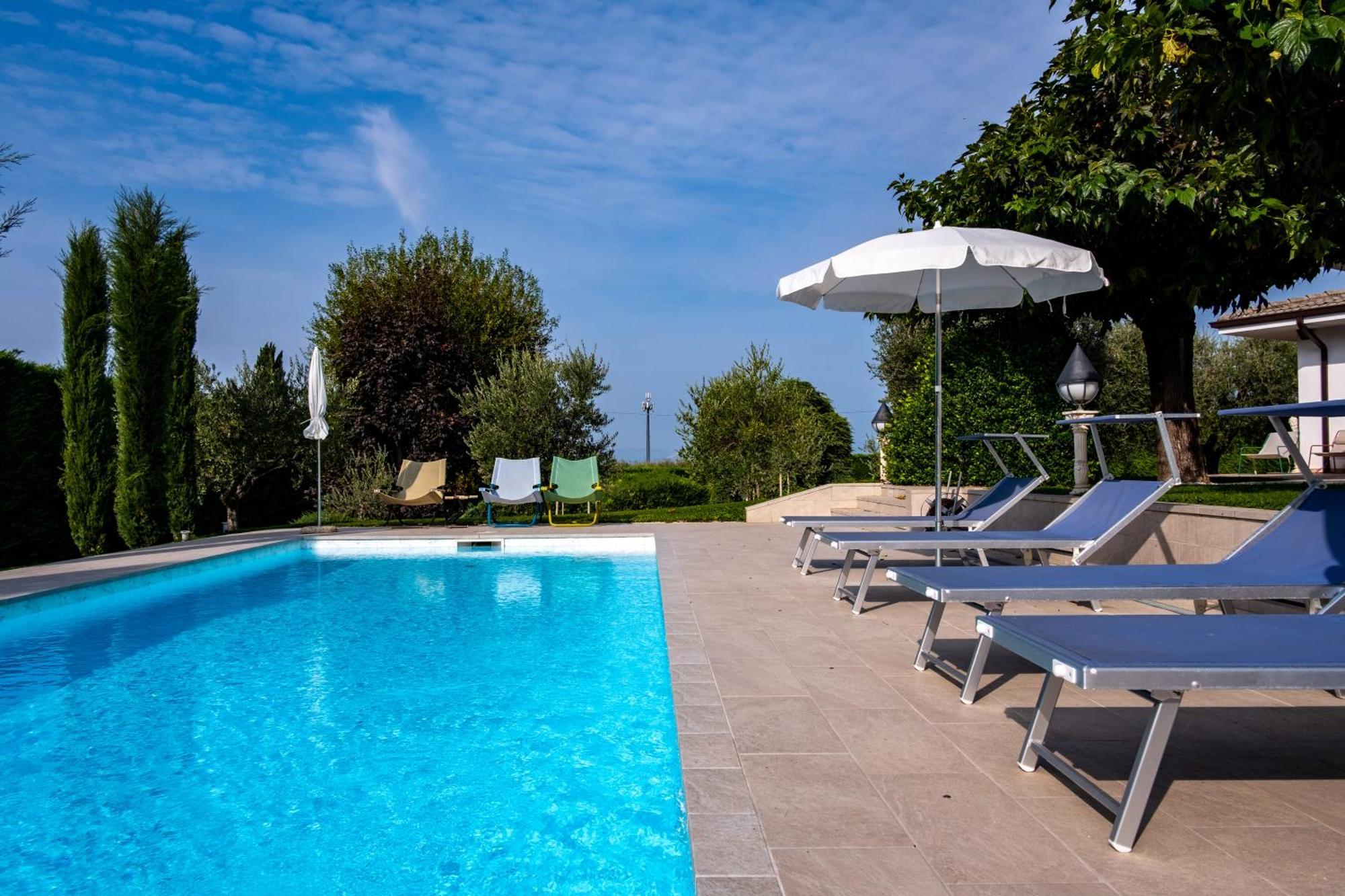 Villa Carini With 3000 Mq Garden & Heated Pool Кастельнуово-дель-Гарда Экстерьер фото