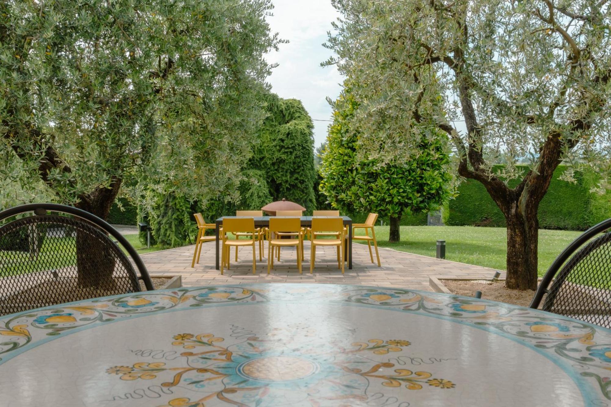Villa Carini With 3000 Mq Garden & Heated Pool Кастельнуово-дель-Гарда Экстерьер фото
