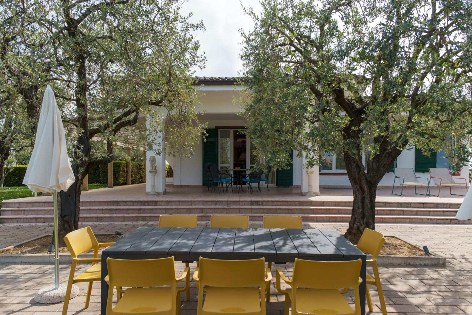 Villa Carini With 3000 Mq Garden & Heated Pool Кастельнуово-дель-Гарда Экстерьер фото